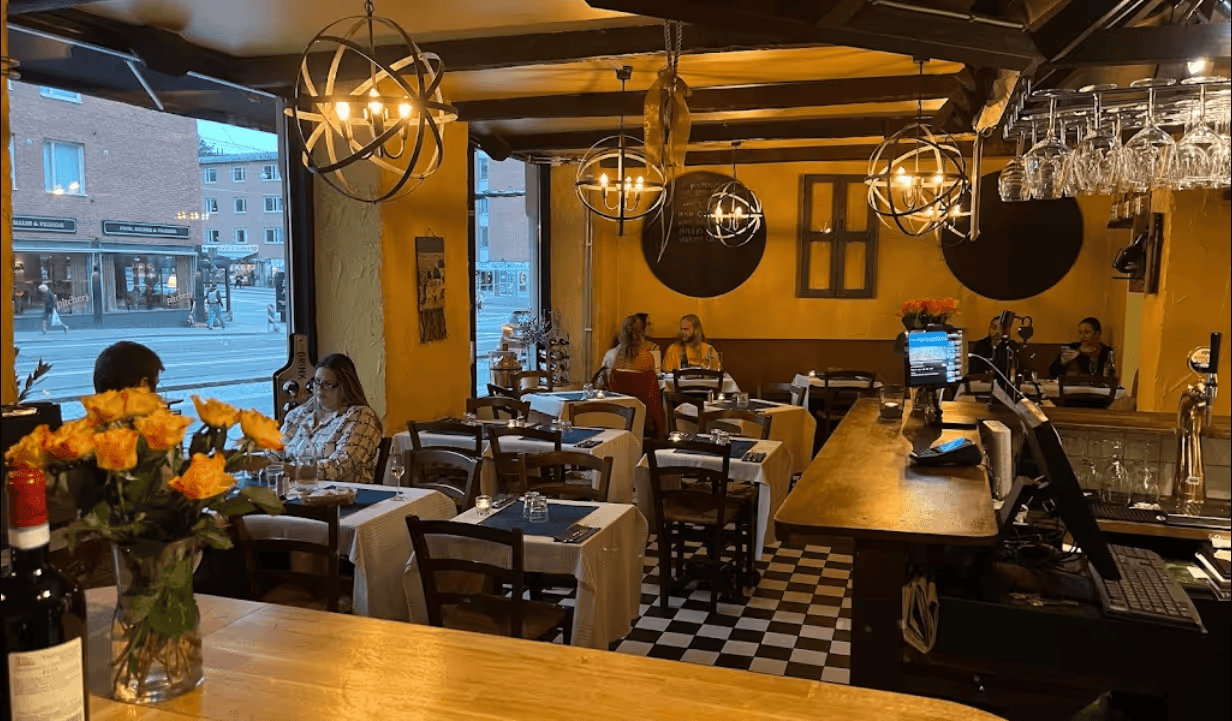 Posidonas restaurang med gäster